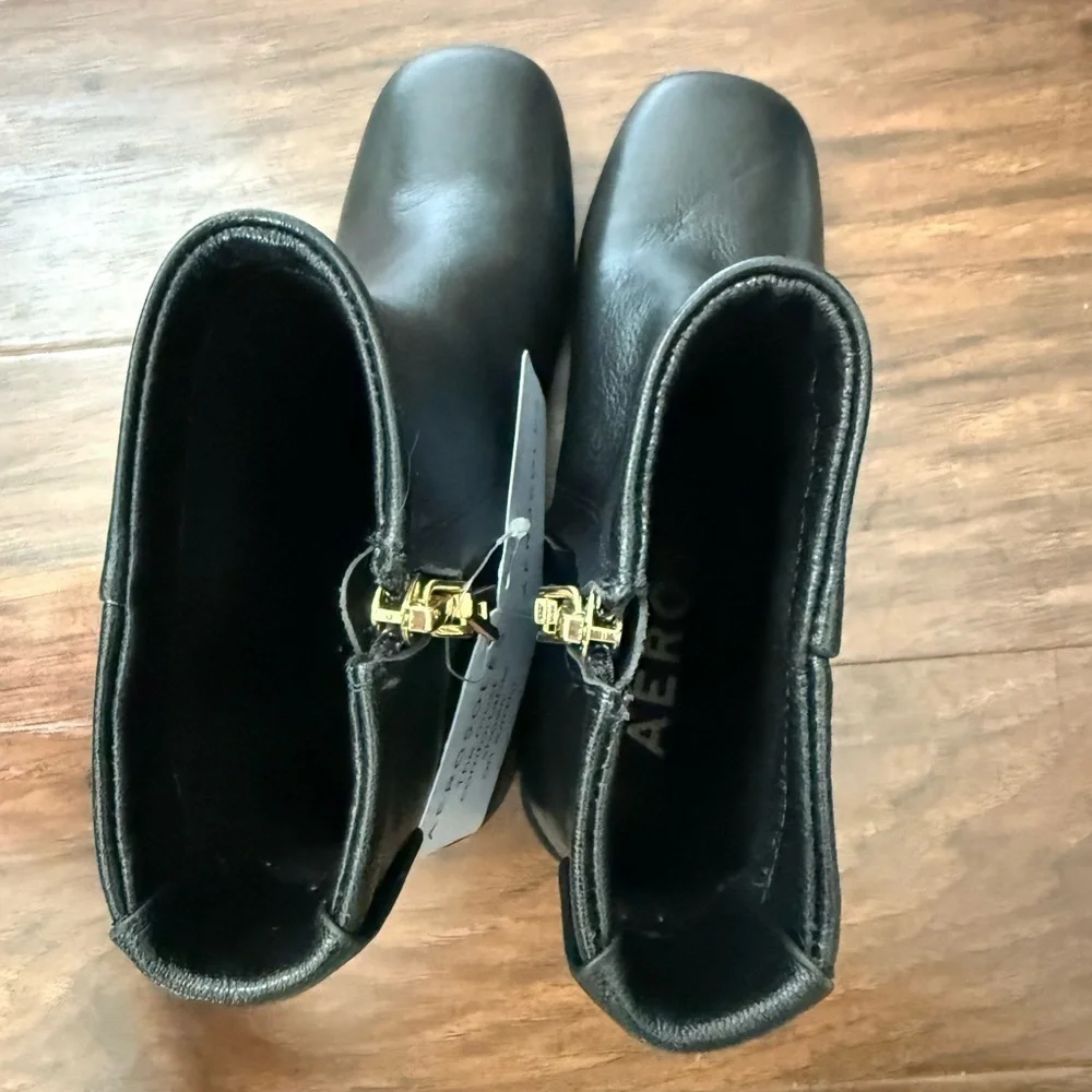 AEROSOLES NWT Ortona Black Ankle Boots with Gold Zippers &Block Heel -Size 5.5